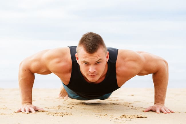 ¿Cómo mantener tu rutina de entrenamiento en verano? entrenar en la playa