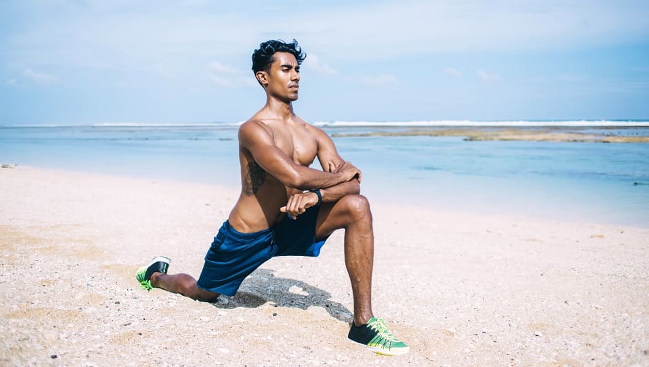 ¿Cómo mantener tu rutina de entrenamiento en verano? flexiones en la playa